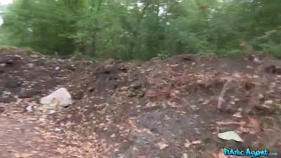 Стройная блядь любит активно пороться в машине